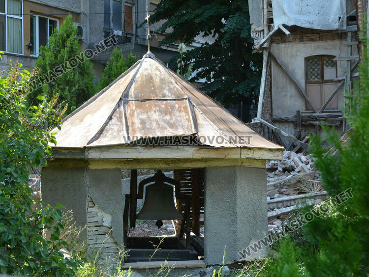 Разрушиха опасна камбанария на ул.“Добруджа“