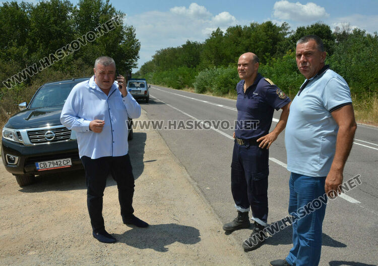 Огънят край Брягово е в опасна близост до пътя за Харманли