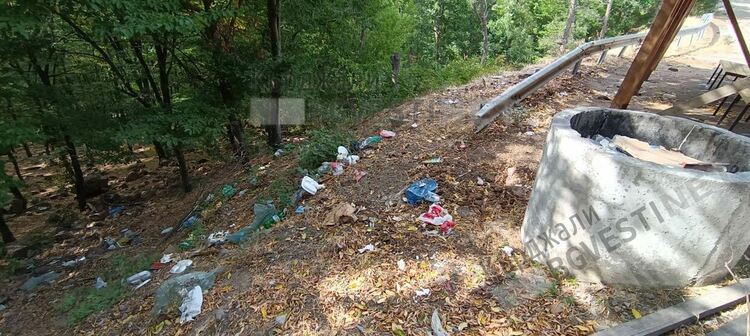 Туристи трупат боклуци на Дамбалъ, поругават свято място за мнозина