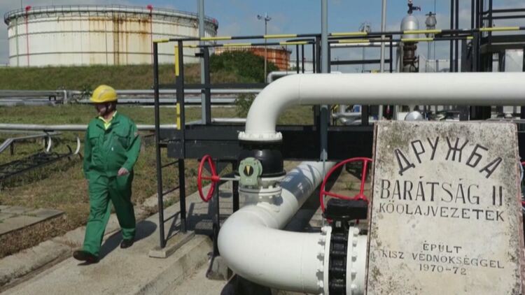 Руският петрол потече към Централна Европа, договориха транзита през Украйна