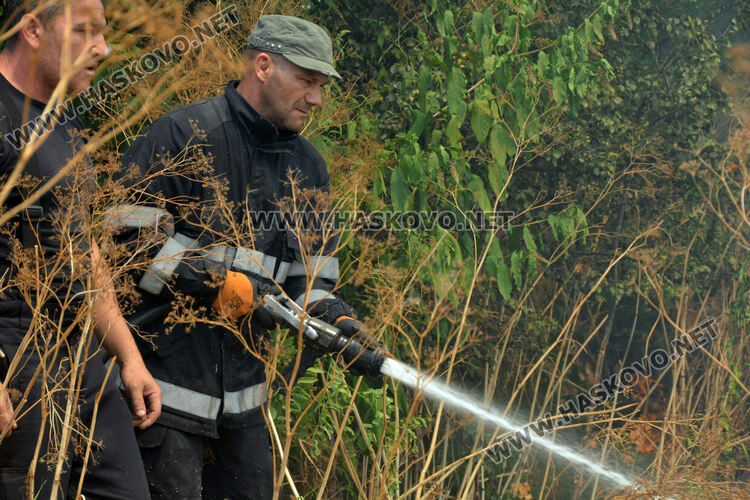 Огънят край Брягово е в опасна близост до пътя за Харманли