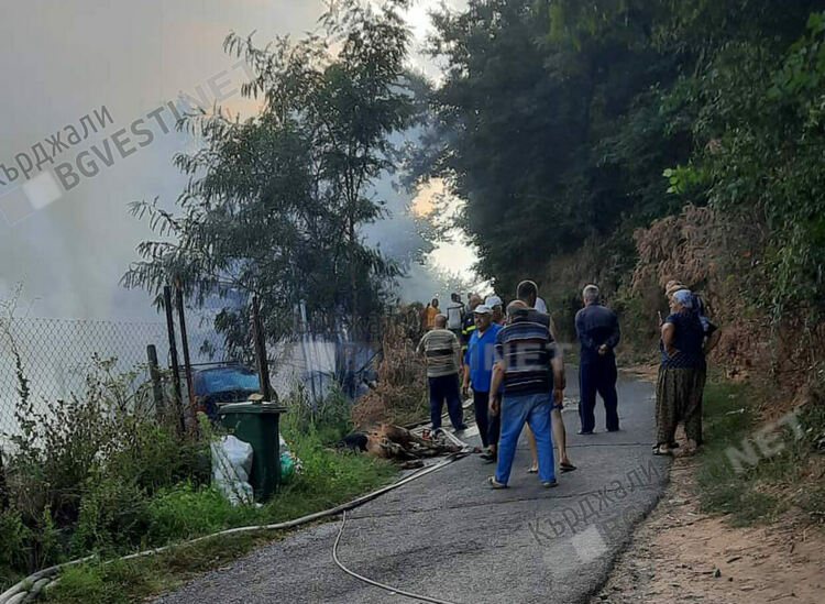 Ад под небето в Рани лист, пожарникари и медици спасиха живота на двама души /снимки/