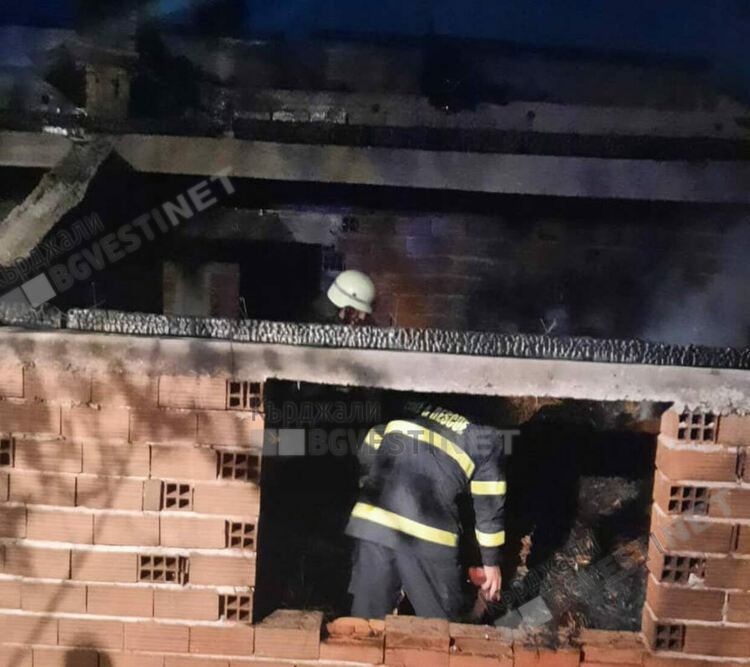 Ад под небето в Рани лист, пожарникари и медици спасиха живота на двама души /снимки/