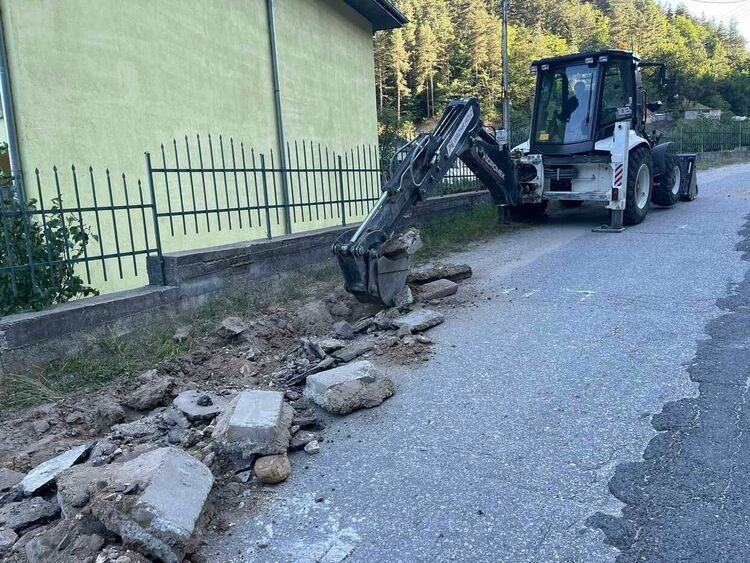 Ремонтират над 10 километра път в района на Неделино