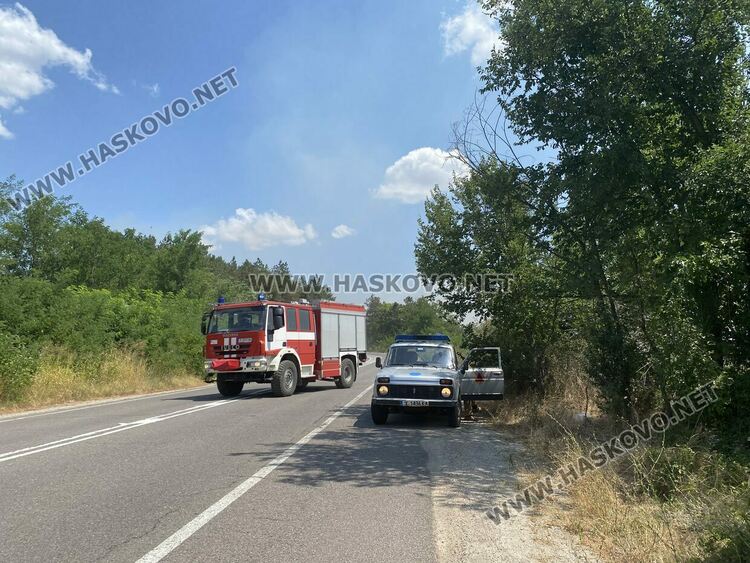 Огънят край Брягово е в опасна близост до пътя за Харманли