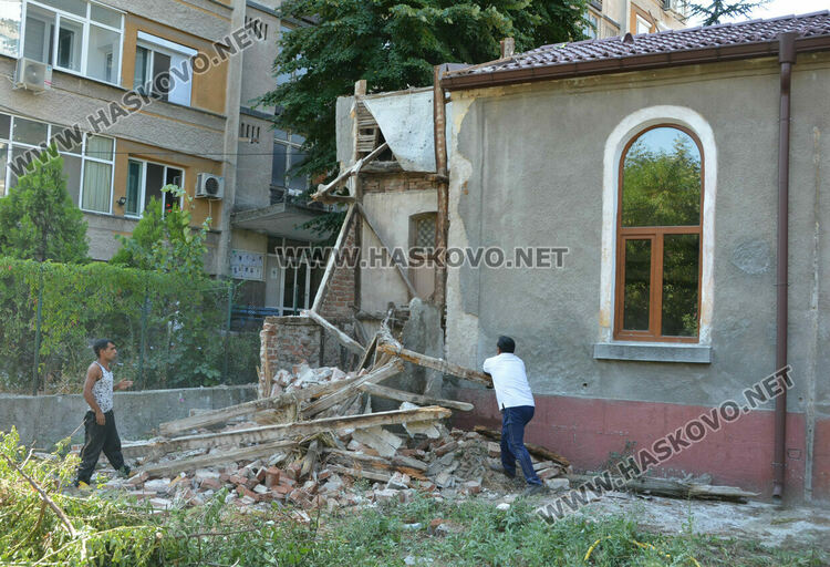 Разрушиха опасна камбанария на ул.“Добруджа“