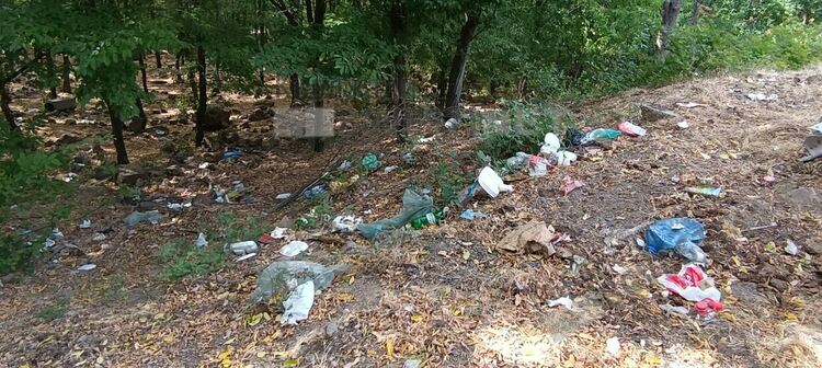 Туристи трупат боклуци на Дамбалъ, поругават свято място за мнозина