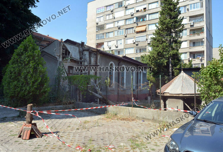 Разрушиха опасна камбанария на ул.“Добруджа“