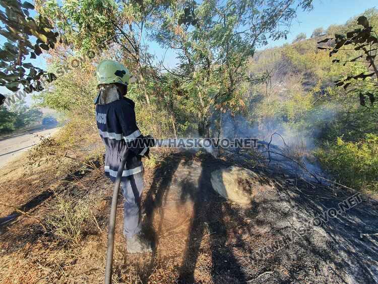 Два пожара още не са потушени в Хасковска област