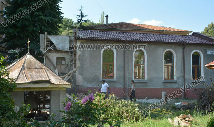 Разрушиха опасна камбанария на ул.“Добруджа“