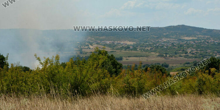 Огънят край Брягово е в опасна близост до пътя за Харманли