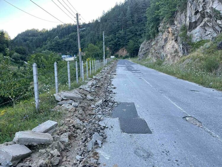 Ремонтират над 10 километра път в района на Неделино