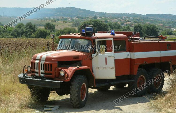 Огънят край Брягово е в опасна близост до пътя за Харманли