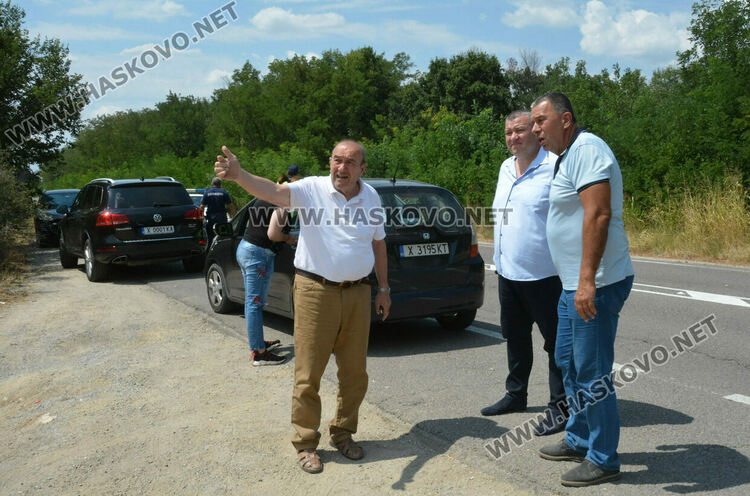 Огънят край Брягово е в опасна близост до пътя за Харманли