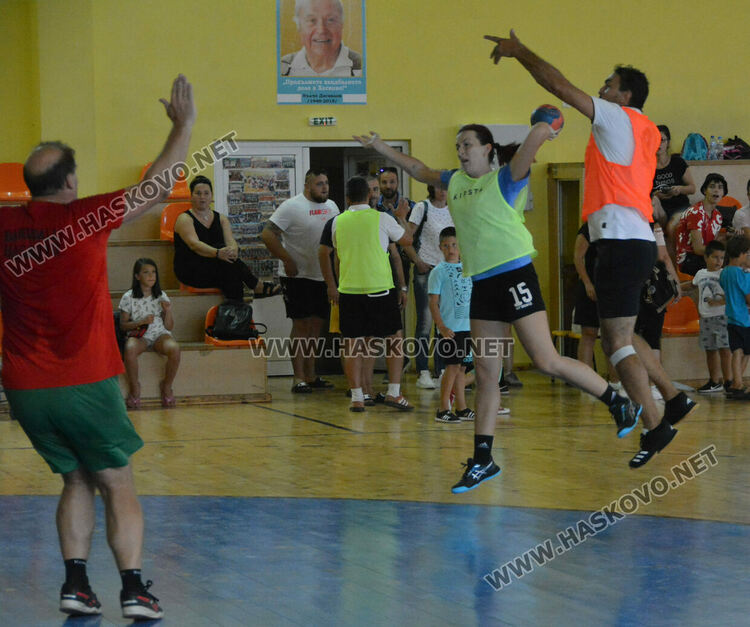 Атанас Атанасов на хандбален благотворителен турнир в Хасково