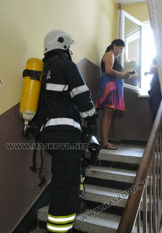 Смрад от апартамент вдигна на крак пожарна и полиция