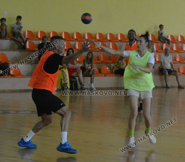 Атанас Атанасов на хандбален благотворителен турнир в Хасково