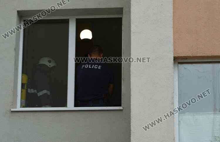 Смрад от апартамент вдигна на крак пожарна и полиция