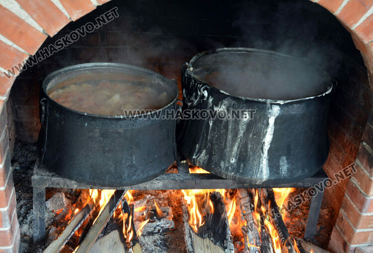 Раздават постен фасул за Богородица