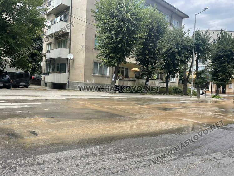 Поредна ВиК авария до училище „Васил Левски“