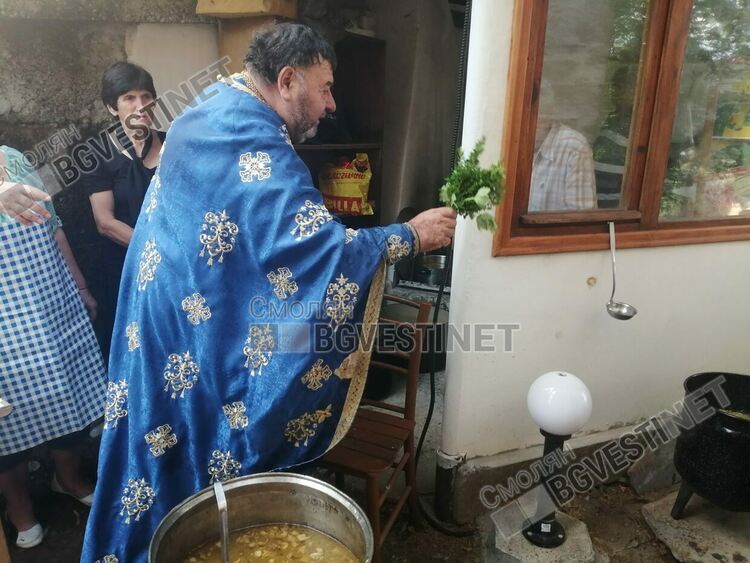 Десетки хора се поклониха пред Божията майка в църквата в Писаница