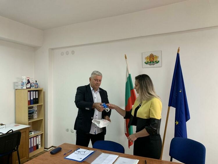 РИК-Смолян вече имат печат, връчи им го областният управител Сабрутев
