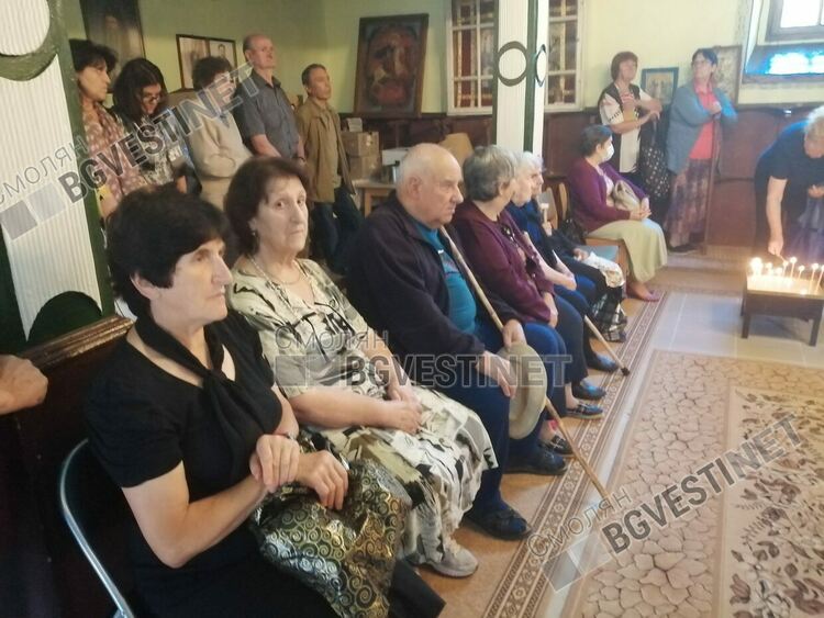 Десетки хора се поклониха пред Божията майка в църквата в Писаница