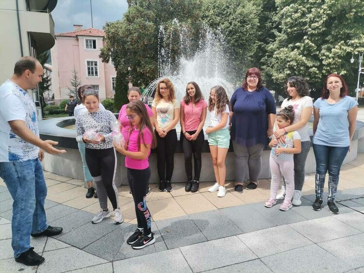 Над 6000 лева събраха в Девин от благотворителния базар за Габи