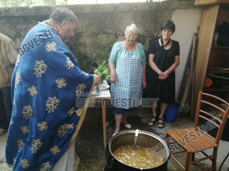 Десетки хора се поклониха пред Божията майка в църквата в Писаница