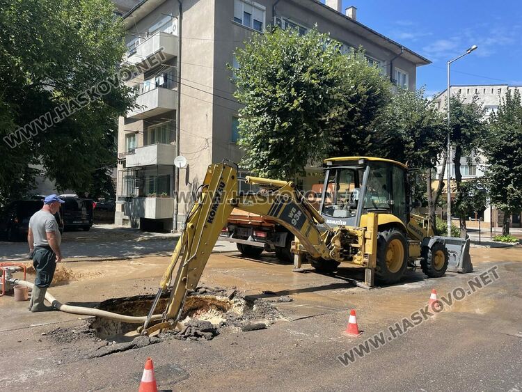 Поредна ВиК авария до училище „Васил Левски“