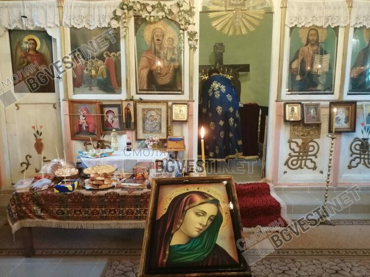 Десетки хора се поклониха пред Божията майка в църквата в Писаница