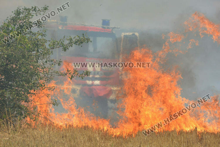 Пожарът край Оряхово и Васково навлезе в гората, 8 пожарни гасят