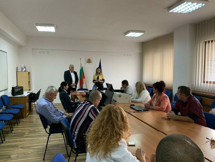 РИК-Смолян вече имат печат, връчи им го областният управител Сабрутев