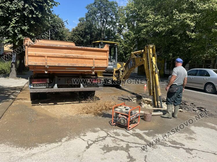 Поредна ВиК авария до училище „Васил Левски“