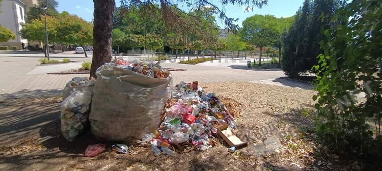   Парковете в Кърджали също тънат в боклуци, изхвърлени от недобросъвестни кърджалийци
