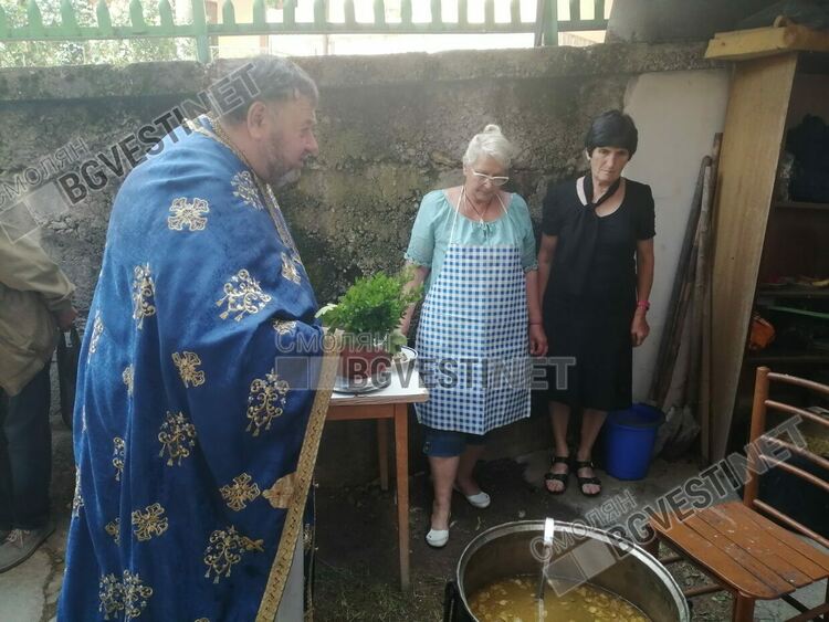 Десетки хора се поклониха пред Божията майка в църквата в Писаница