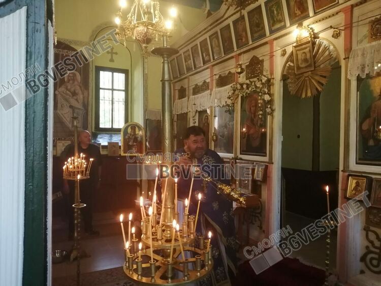 Десетки хора се поклониха пред Божията майка в църквата в Писаница