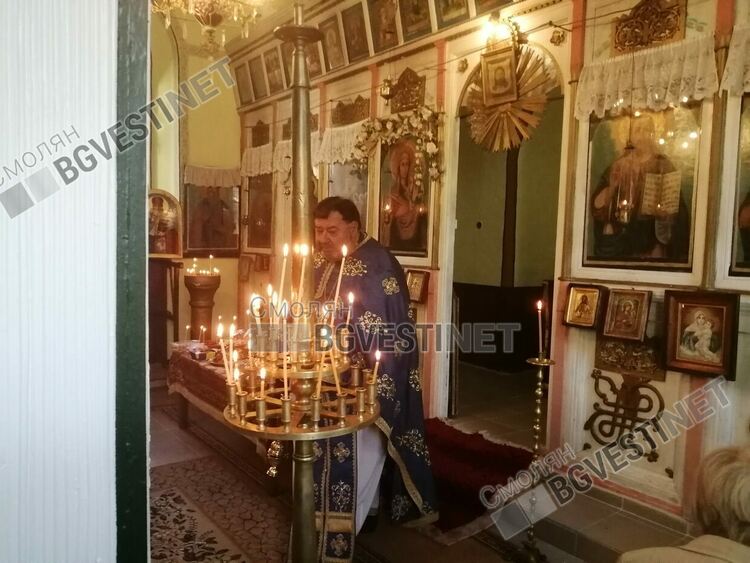 Десетки хора се поклониха пред Божията майка в църквата в Писаница