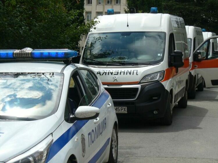 Пет реанимобила транспортират седем деца, ранени при катастрофата на сръбския автобус, до ГКПП "Калотина"