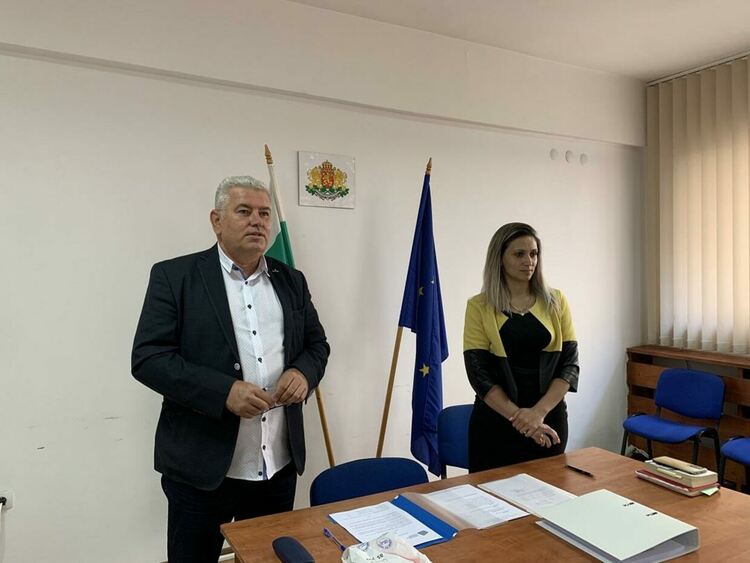 РИК-Смолян вече имат печат, връчи им го областният управител Сабрутев