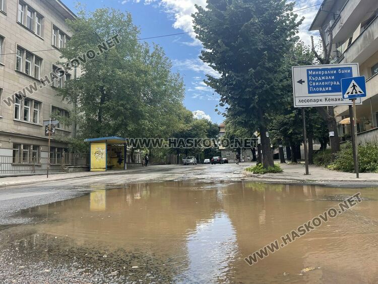 Поредна ВиК авария до училище „Васил Левски“