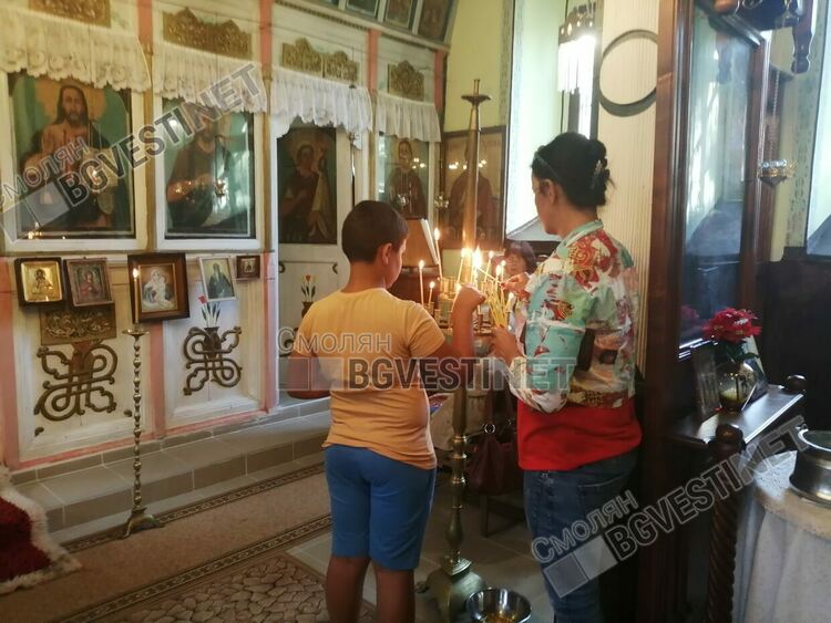 Десетки хора се поклониха пред Божията майка в църквата в Писаница