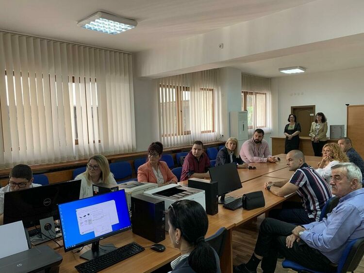 РИК-Смолян вече имат печат, връчи им го областният управител Сабрутев