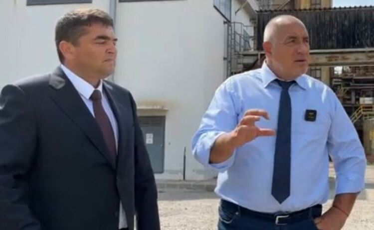 Лидерът на ГЕРБ на гости на проваленото от "Промяната" предприятие "Неохим", което отчете рекордна печалба от 75 милиона лева за 6 месеца.
