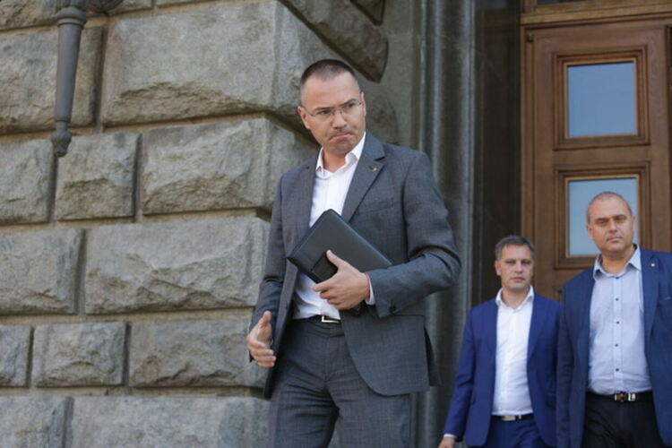 Отиваме на избори с платформата на ВМРО, обяви Джамбазки след регистрацията в ЦИК