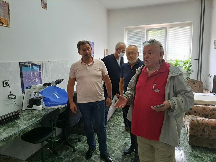 Шефкет Чападжиев огледа какво са купили с дарението му от 1 млн.долара в болницата в Мадан. Дори хирургичните инструменти са с логото  Chap”