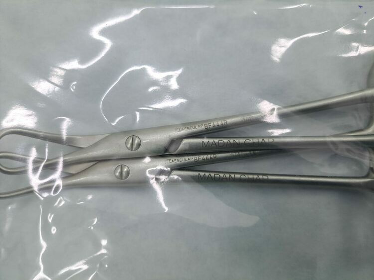 Шефкет Чападжиев огледа какво са купили с дарението му от 1 млн.долара в болницата в Мадан. Дори хирургичните инструменти са с логото  Chap”