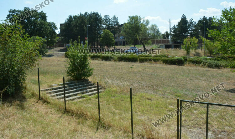 Неправителствена организация  разкрасява  зоната за разходка на кучета на “Кенана”