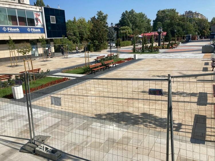 Премахват огражденията на площад "Акад. Николай Хайтов"