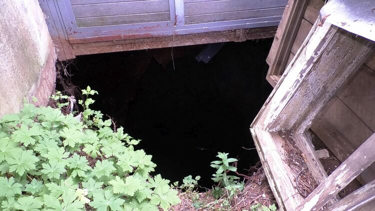 Устовци търсят помощ за новообразувала се пещера от всички институции, те пък си препращат писмата между тях